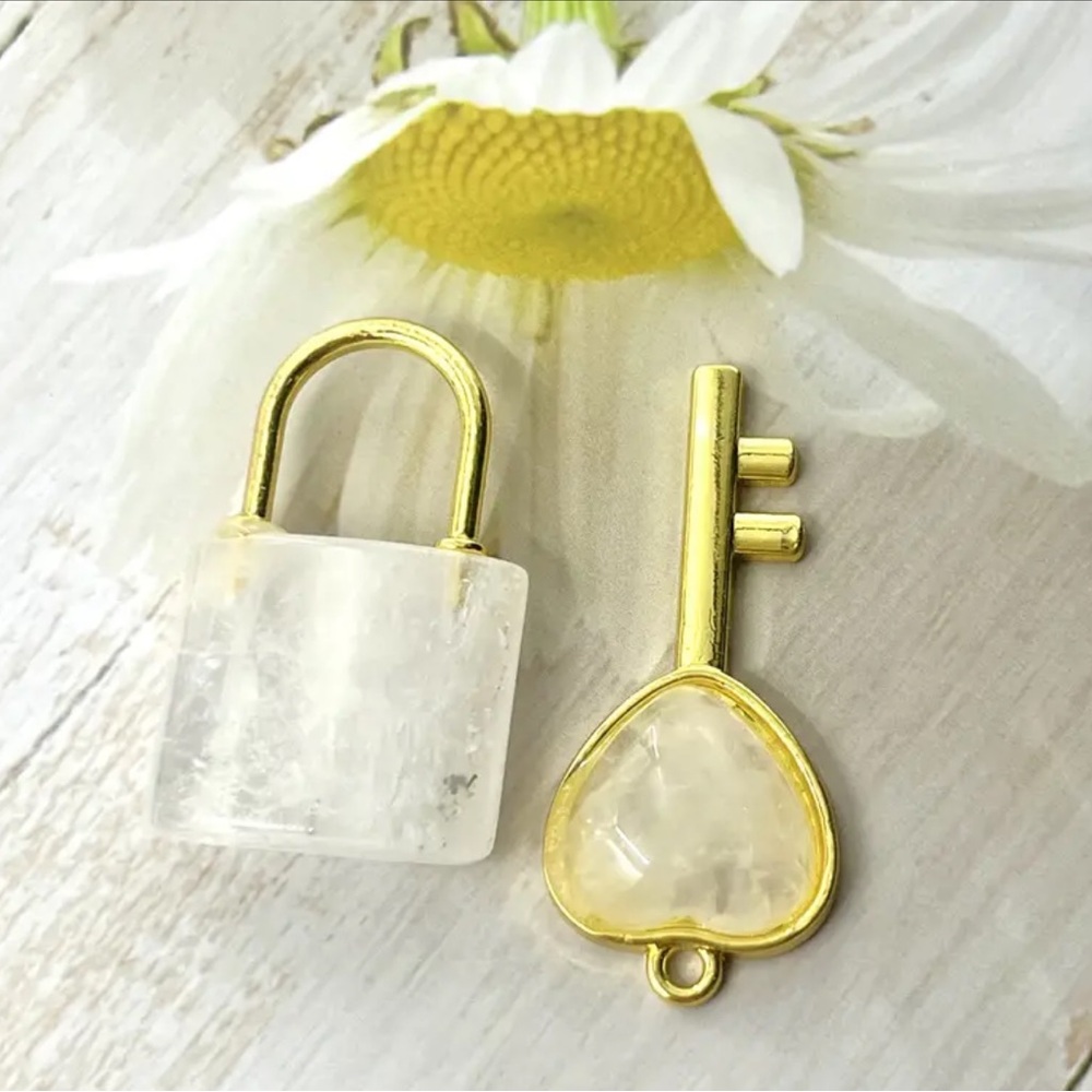 Natural Crystal White Crystal Lock & Key - Picture 2 of 3